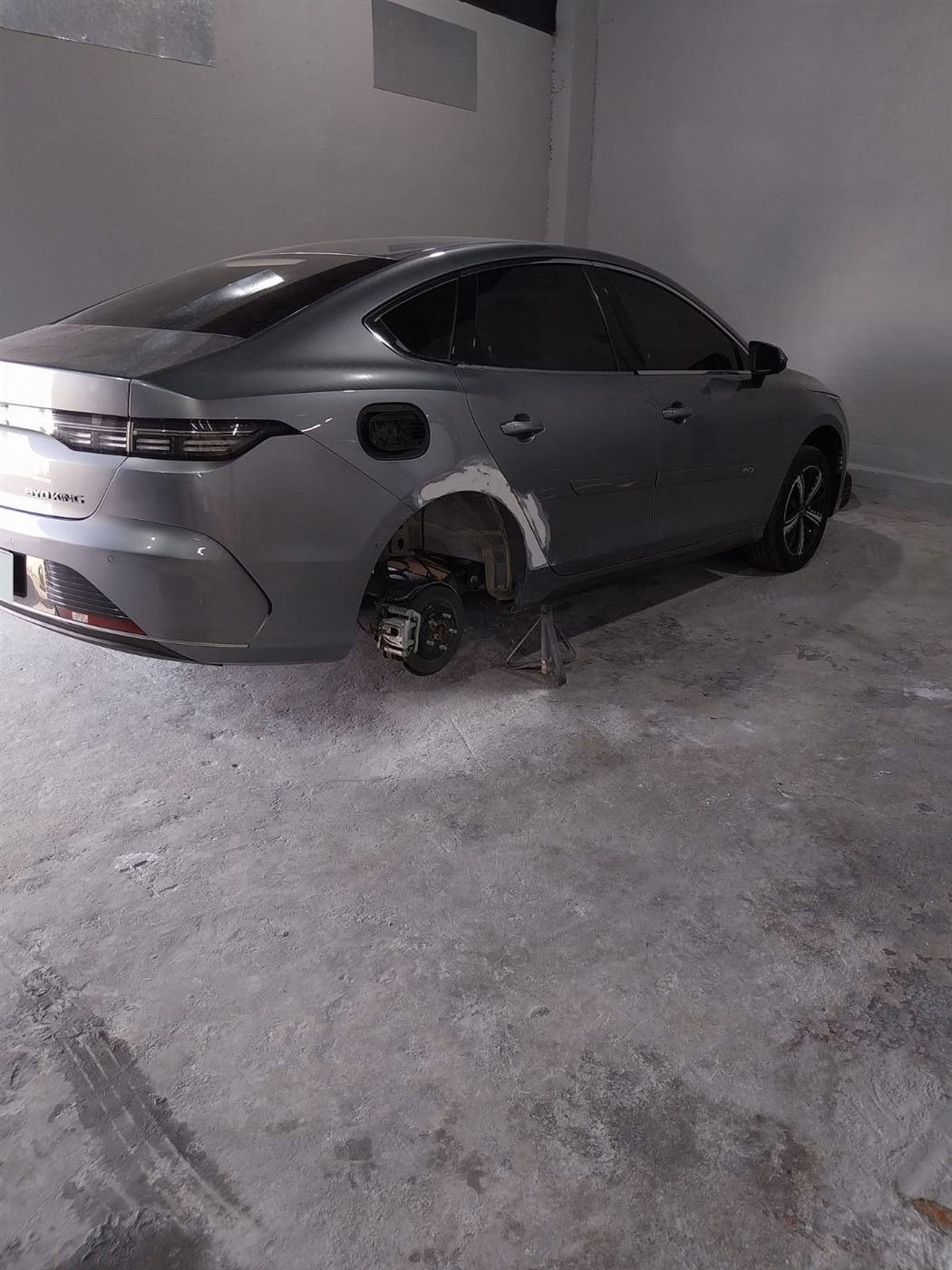 BYD King com reparo de funilaria na lateral traseira