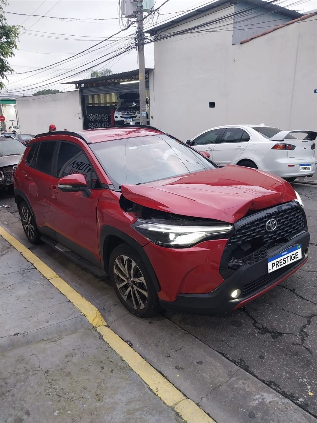 Toyota Corolla Cross com dano frontal