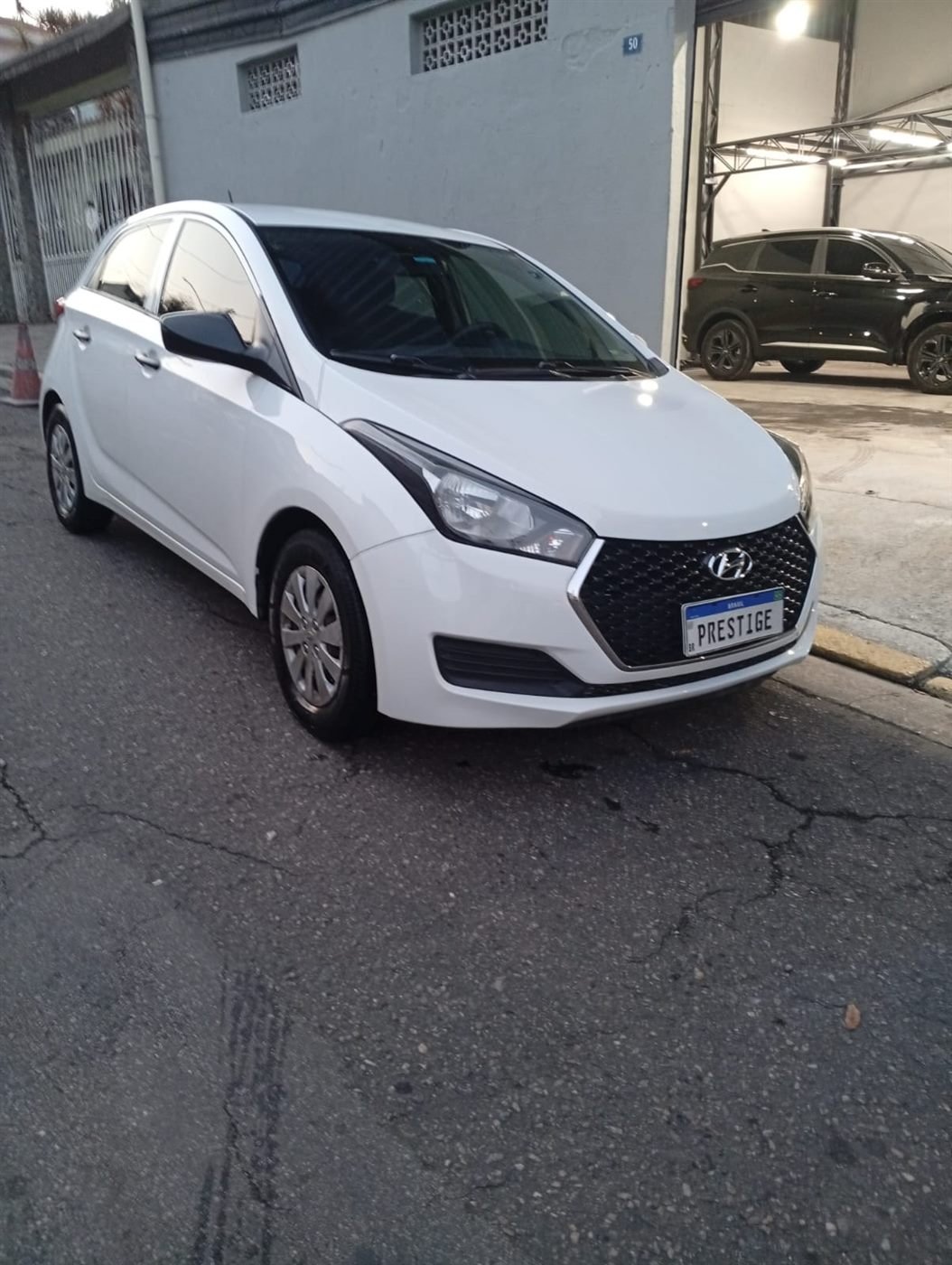 Hyundai HB20 com a dianteira reparada e pintada