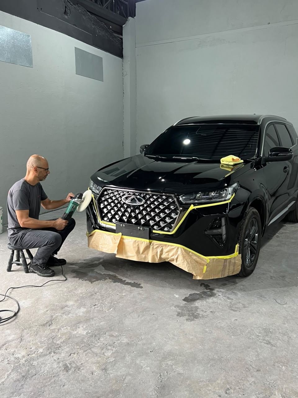 Polimento em SUV preto